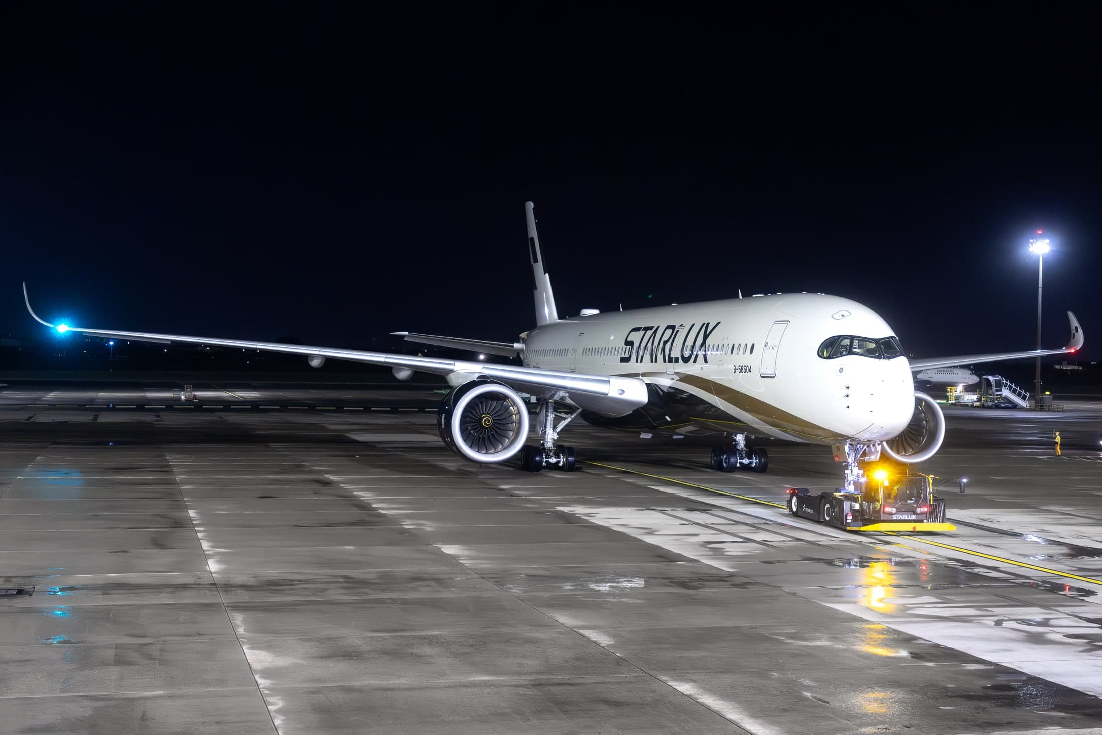 Aircraft photo 8